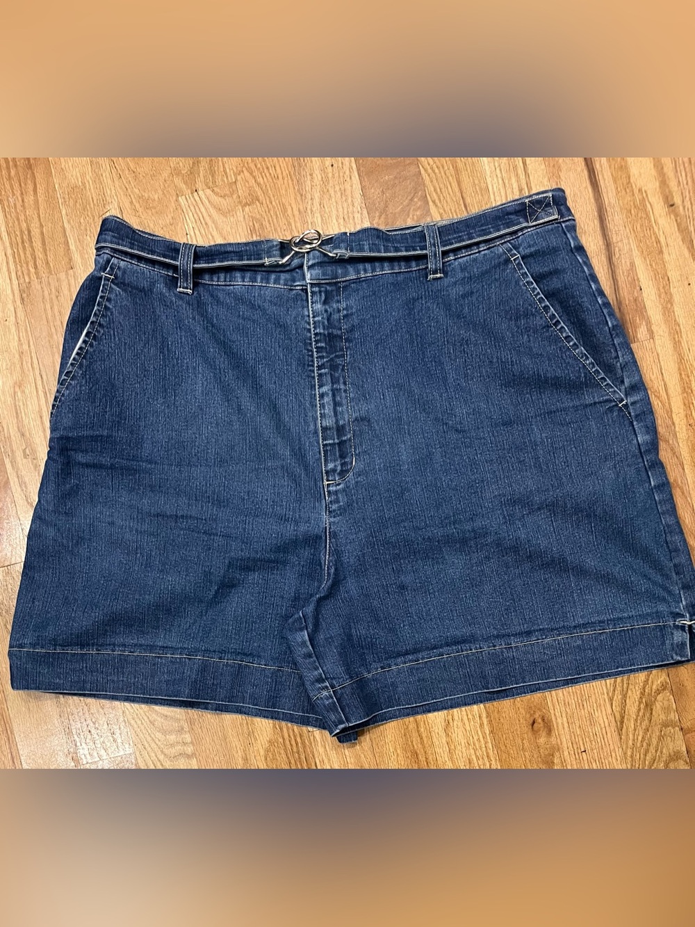 Sz 16 Gloria Vanderbilt high rise shorts. Y2K with metal clasp, Velcro pockets.